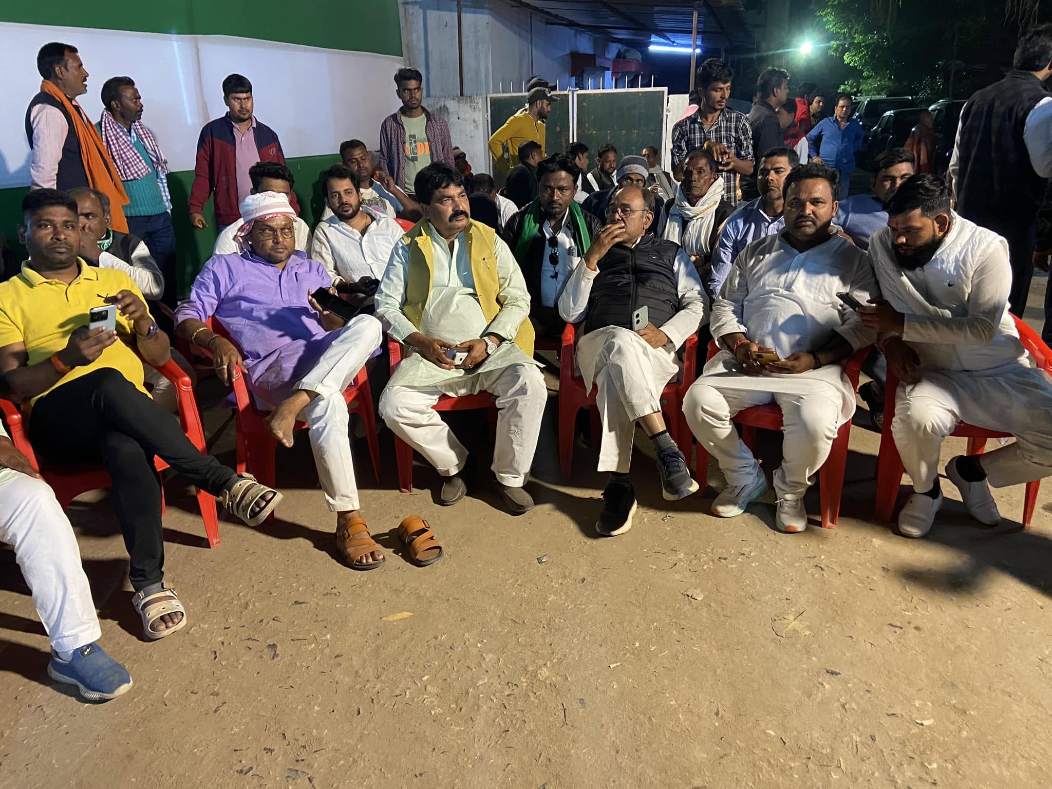 लोगों के बीच